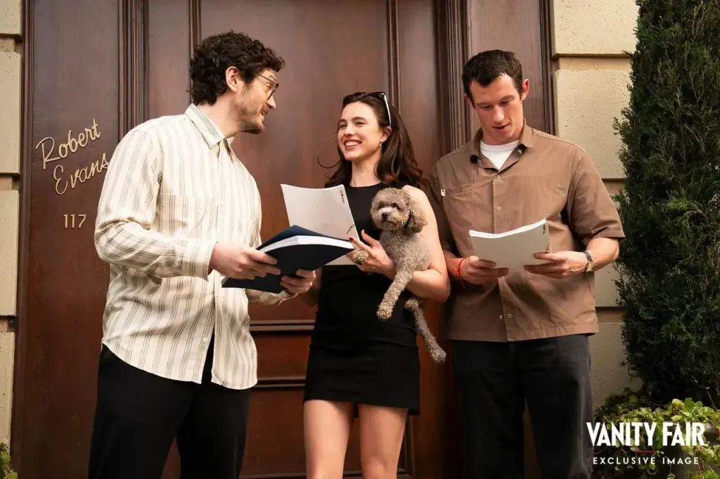 Parker Finn, Margaret Qualley e Callum Turner, nos bastidores do remake de Possessão