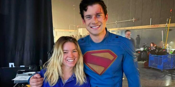Milly Alcock, a Supergirl, com David Corenswet, o Superman