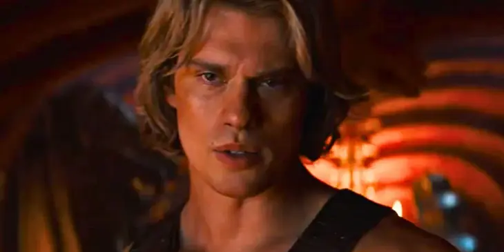 Nicholas Galitzine trajado como He-Man em Mestres do Universo
