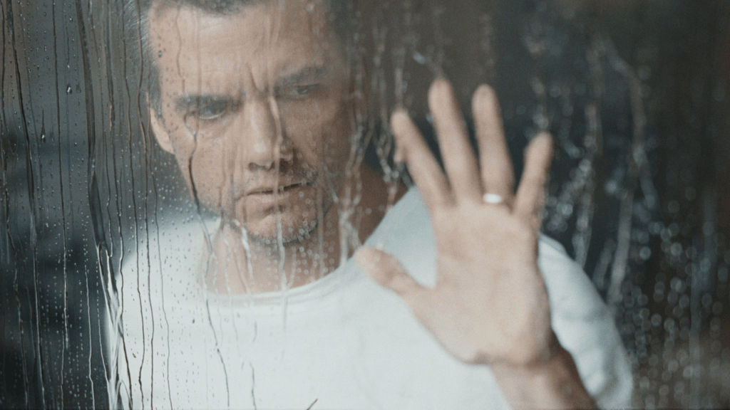 Ficção científica da Netflix com Wagner Moura e Greta Lee ganha imagens, título e data de estreia