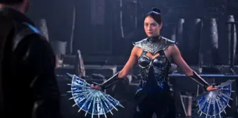 Kitana diante de Johnny Cage em Mortal Kombat 2