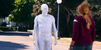 Visão Branco, de Vision Quest, diante da Feiticeira Escarlate