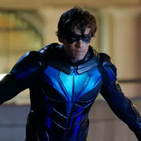 Brenton Thwaites com uniforme do Asa Noturna