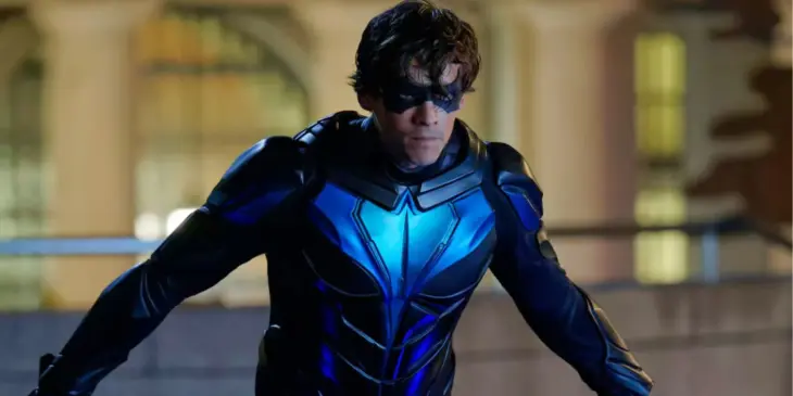 Brenton Thwaites com uniforme do Asa Noturna