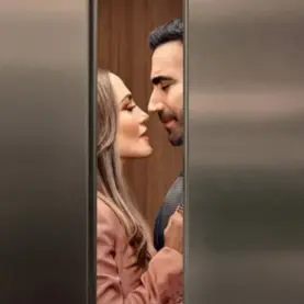 Jennifer Lopez e Brett Goldstein em Paixão de Escritório