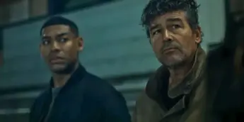 Aaron Pierre e Kyle Chandler em Lanternas