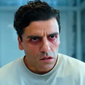 Oscar Isaac atuando em Cavaleiro da Lua