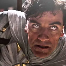 Oscar Isaac com traje de Cavaleiro da Lua