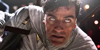 Oscar Isaac com traje de Cavaleiro da Lua