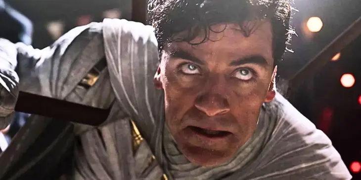 Oscar Isaac com traje de Cavaleiro da Lua