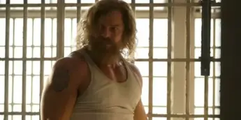 Alan Ritchson em Motor City