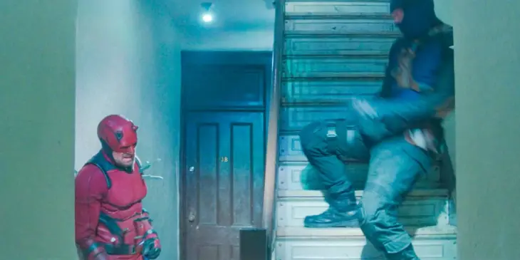 Demolidor lutando contra o Mercenário na série da Marvel Studios