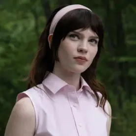 Sophie Thatcher em Acompanhante Perfeita