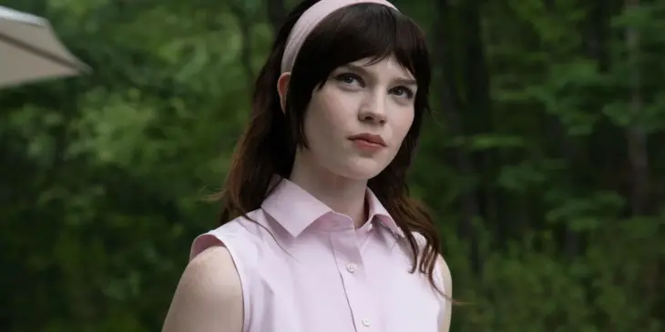 Sophie Thatcher em Acompanhante Perfeita