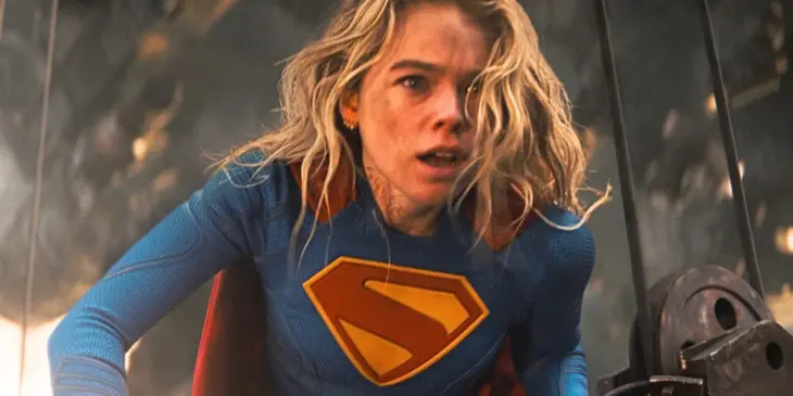 Supergirl combatendo capangas em filme do DCU