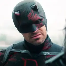 Charlie Cox com novo traje de Demolidor na série da Marvel Studios