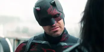Charlie Cox com novo traje de Demolidor na série da Marvel Studios