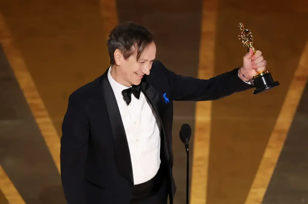 Volker Bertelmann com seu Oscar conquistado por Nada de Novo no Front