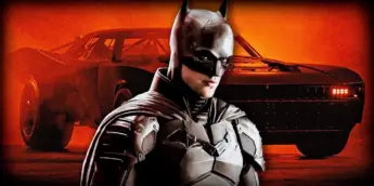 Batman de Robert Pattinson, com seu Batmóvel ao fundo