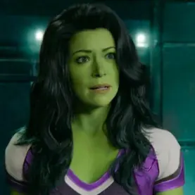 Tatiana Maslany com CGI da Mulher-Hulk