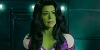 Tatiana Maslany com CGI da Mulher-Hulk