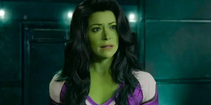 Tatiana Maslany com CGI da Mulher-Hulk