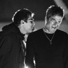 Oasis: Documentário dirigido pelo criador de Peaky Blinders ganha data no Disney+