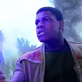 John Boyega portando sabre de luz em Star Wars