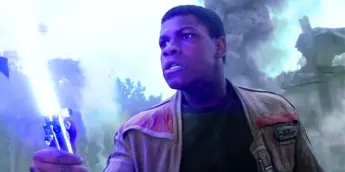 John Boyega portando sabre de luz em Star Wars