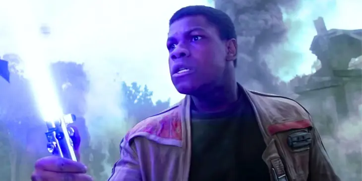 John Boyega portando sabre de luz em Star Wars