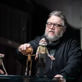Guillermo del Toro trabalhando em sua versão em stop-motion de Pinóquio