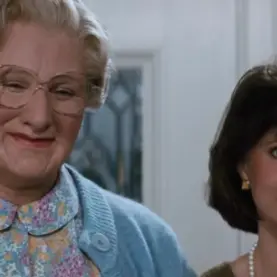 Robin Williams e Sally Field em Uma Babá Quase Perfeita
