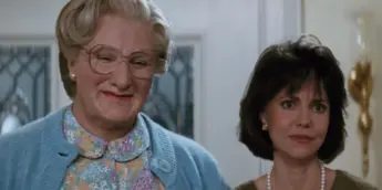Robin Williams e Sally Field em Uma Babá Quase Perfeita