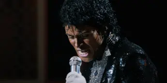 Jaafar Jackson como Michael Jackson na cinebiografia Michael