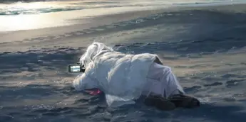 Anúncio do filme em anime de Credits Roll Into The Sea