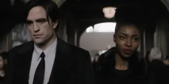 Robert Pattinson como Bruce Wayne e Jayme Lawson como Bella Réal em Batman, de Matt Reeves