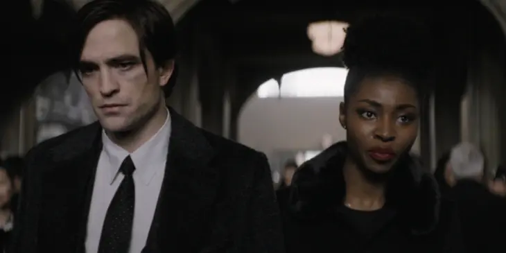 Robert Pattinson como Bruce Wayne e Jayme Lawson como Bella Réal em Batman, de Matt Reeves