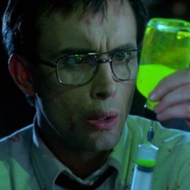 Jeffrey Combs como Herbert West em Re-Animator