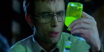 Jeffrey Combs como Herbert West em Re-Animator