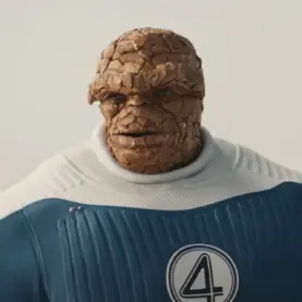 Ebon Moss-Bachrach como o Coisa em Vingadores: Doutor Destino