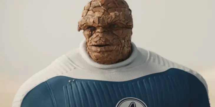 Ebon Moss-Bachrach como o Coisa em Vingadores: Doutor Destino
