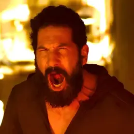 Jon Bernthal cercado por chamas em O Justiceiro Uma Última Morte