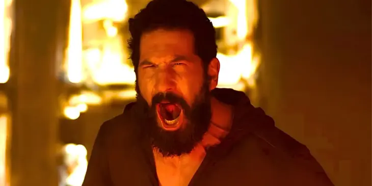 Jon Bernthal cercado por chamas em O Justiceiro Uma Última Morte