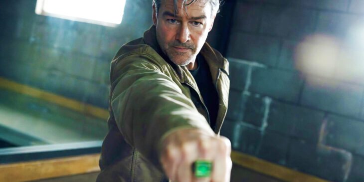 Kyle Chandler como Hal Jordan em Lanternas