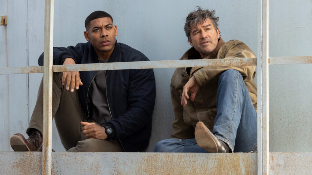 Aaron Pierre como John Stewart e Kyle Chandler como Hal Jordan em Lanternas