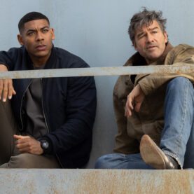 Aaron Pierre como John Stewart e Kyle Chandler como Hal Jordan em Lanternas