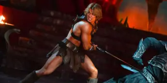 He-Man lutando em Eternia no filme Mestres do Universo