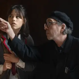 Jenna Ortega e Tim Burton nos bastidores de Os Fantasmas Ainda Se Divertem: Beetlejuice Beetlejuice