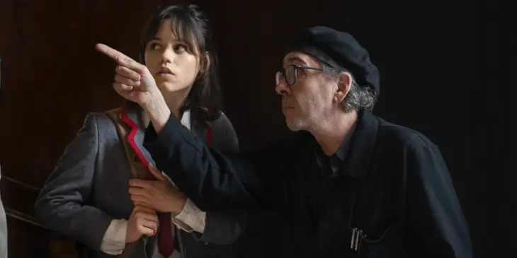 Jenna Ortega e Tim Burton nos bastidores de Os Fantasmas Ainda Se Divertem: Beetlejuice Beetlejuice