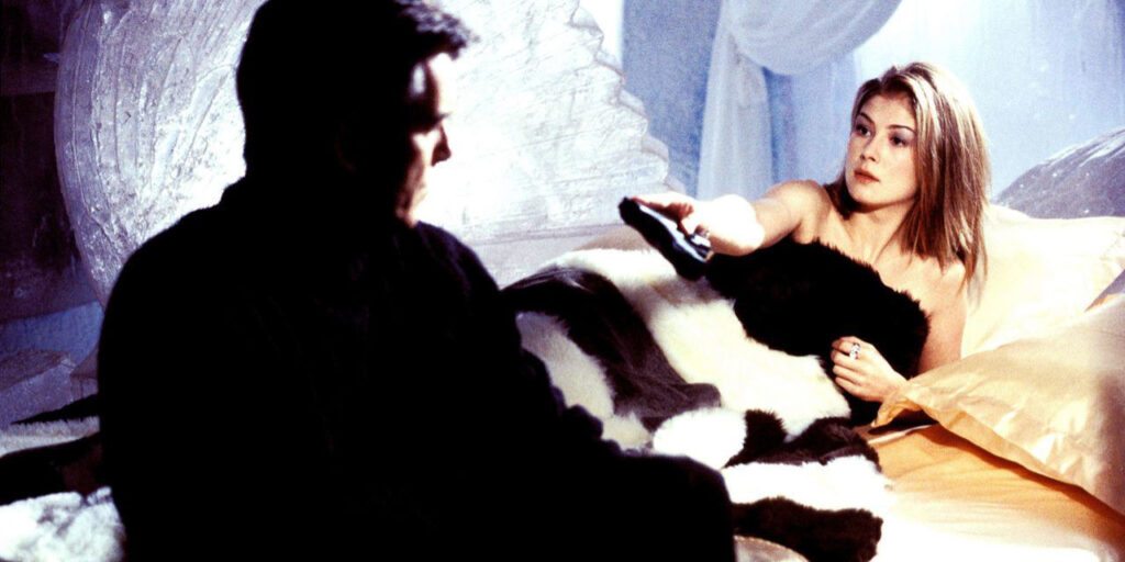 Pierce Brosnan e Rosamund Pike em 007 - Um Novo Dia Para Morrer, lançado em 2002